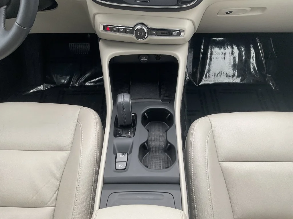 Used 2020 White Volvo Momentum image 33
