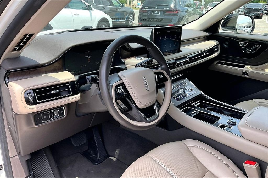 Used 2023 White Lincoln Reserve image 13