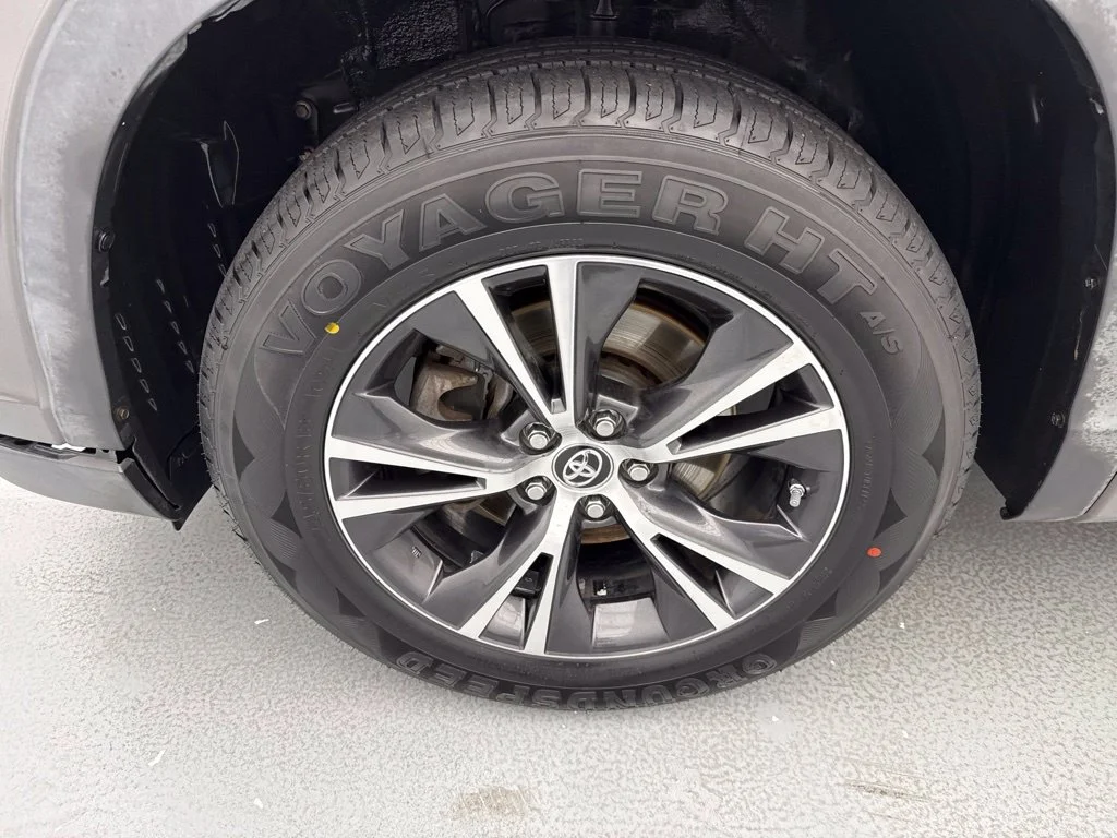 Used 2015 Gray Toyota LE Plus V6 image 4