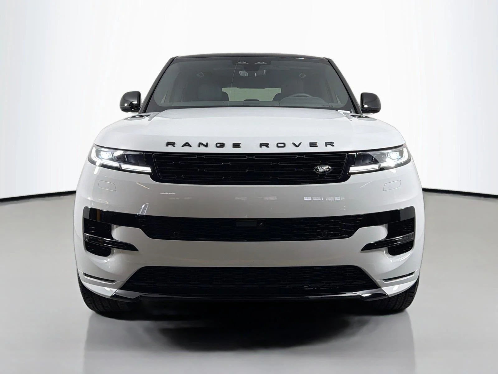 Certified Used 2026 Fuji White Land Rover Dynamic SE P400 image 2
