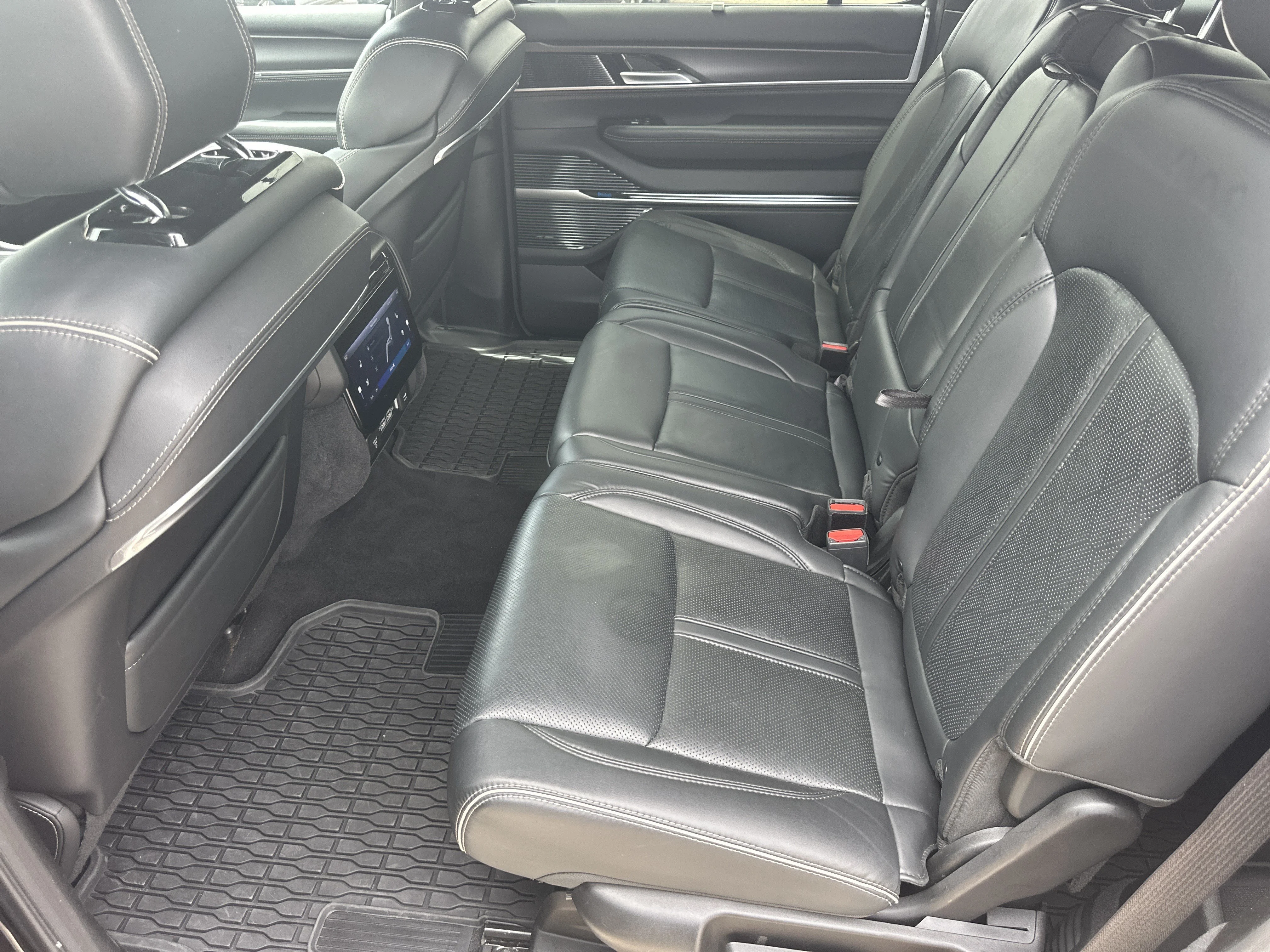 Used 2024 Diamond Black Crystal Pearlcoat Jeep Series II image 21