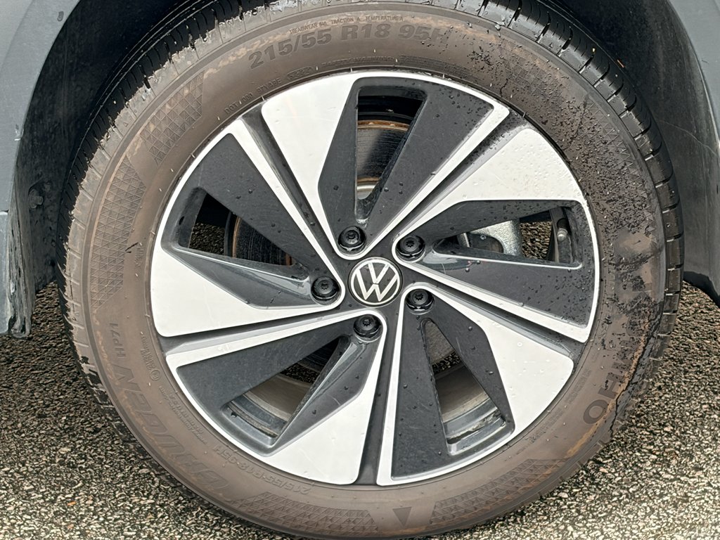 Used 2025 Platinum Gray Metallic Volkswagen SE image 10