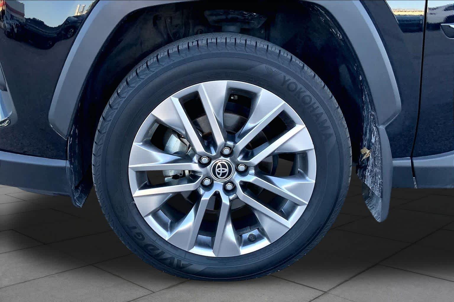 Used 2025 Midnight Black Metallic Toyota XLE Premium image 11