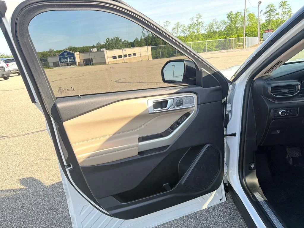 Used 2022 White Metallic Ford Limited image 14
