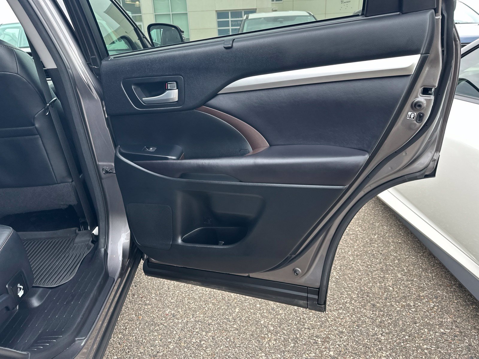 Used 2017  Toyota XLE image 37