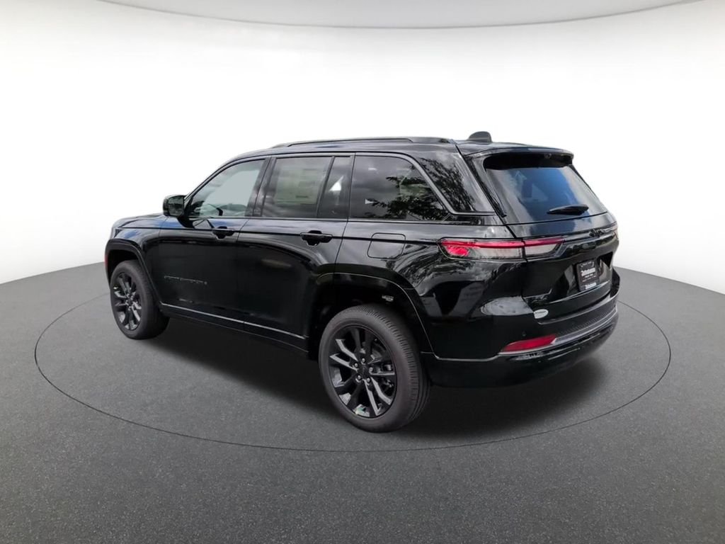 New 2026 Diamond Black Crystal Pearl-Coat Exterior Paint Jeep Limited image 9