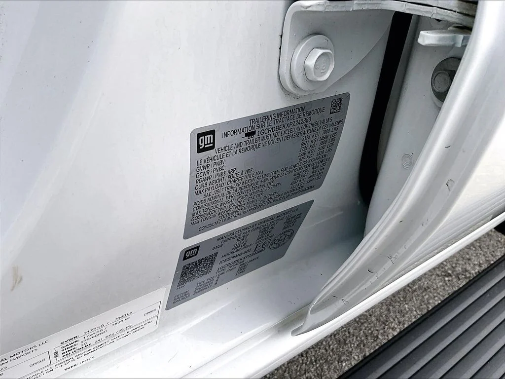 Used 2023 White Chevrolet Custom image 36