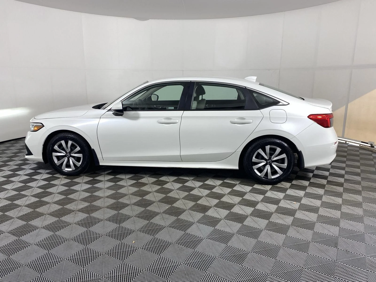 Used 2023 Platinum White Pearl Honda LX image 4