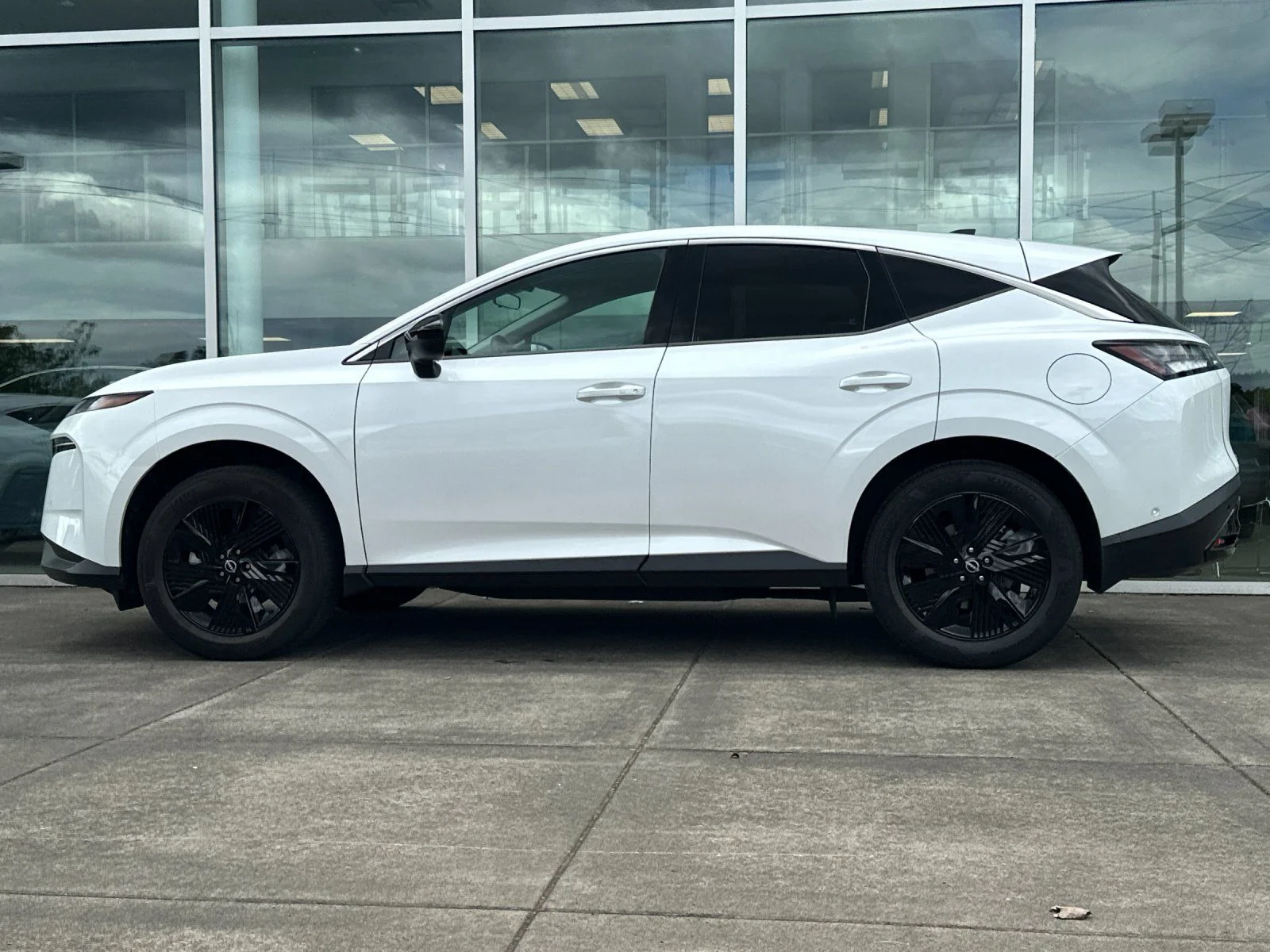 Used 2025 Everest White Pearl Tricoat Nissan SV image 6