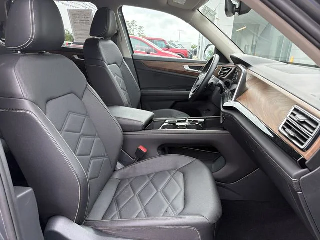 Used 2025  Volkswagen 2.0T SE w/Technology image 47