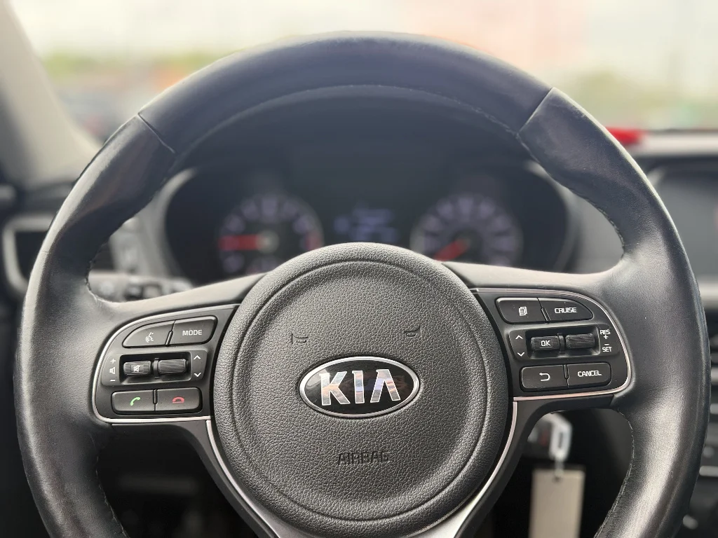 Used 2018 Snow White Pearl Kia LX image 16