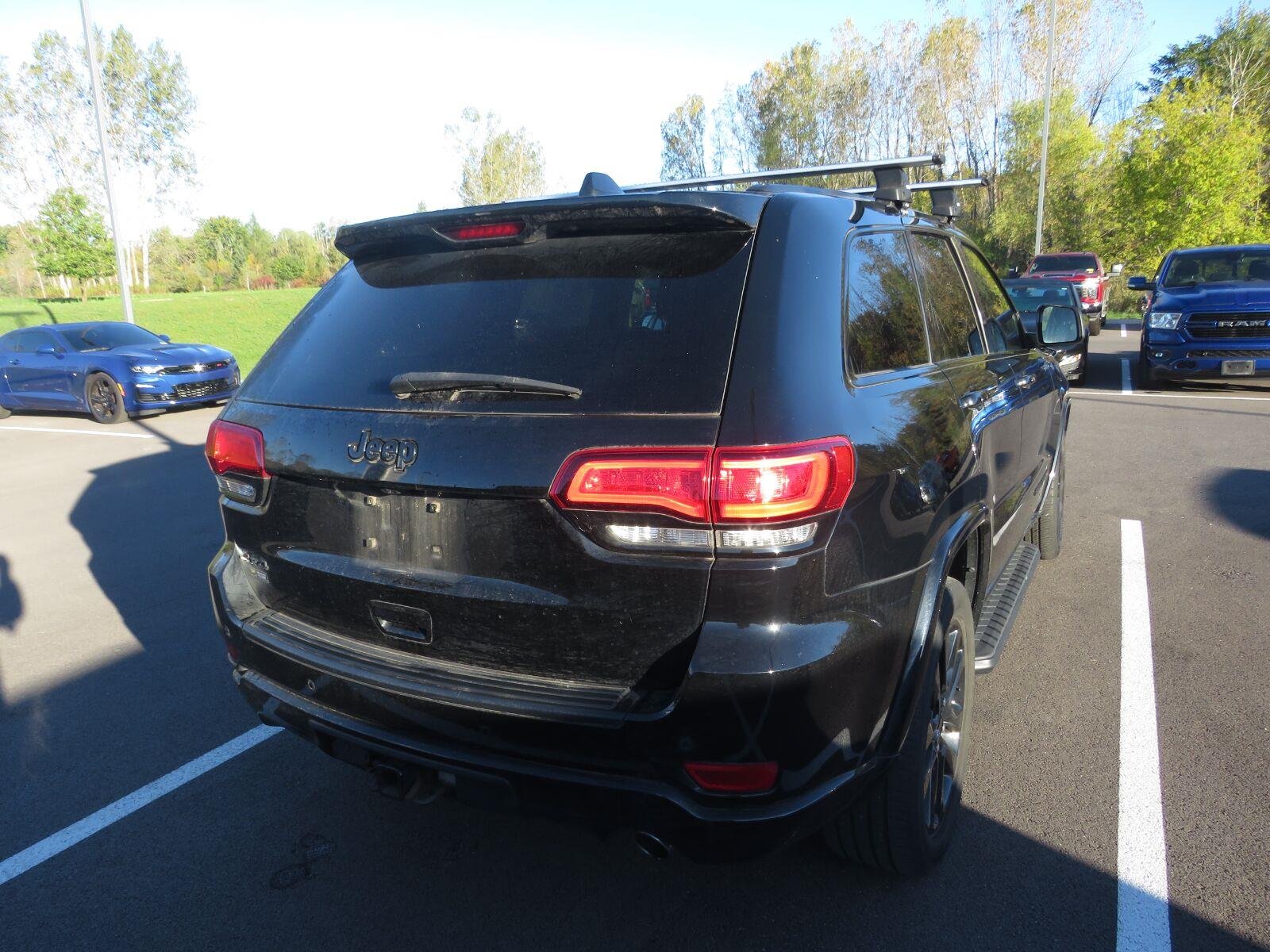 Used 2019 Diamond Black Crystal Pearlcoat Jeep Altitude image 8