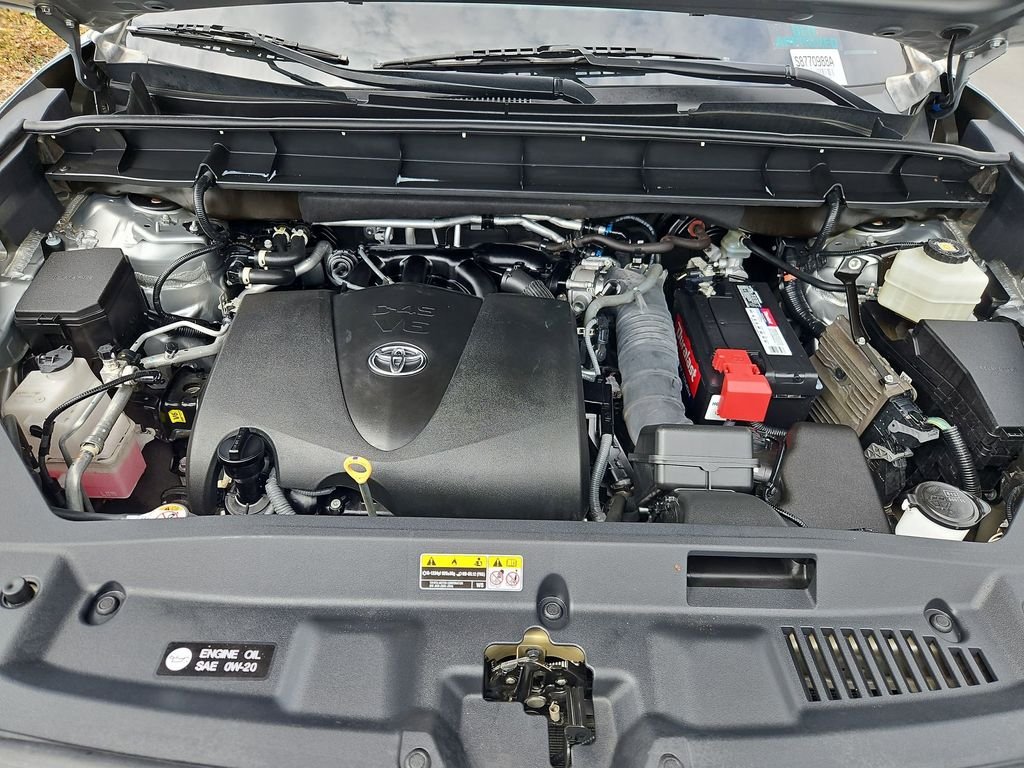 Used 2022 Silver Toyota XLE image 31