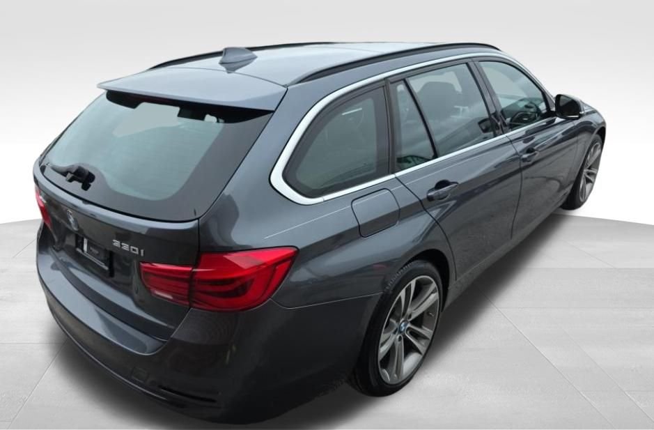 Used 2019 Gray BMW 330i xDrive image 4