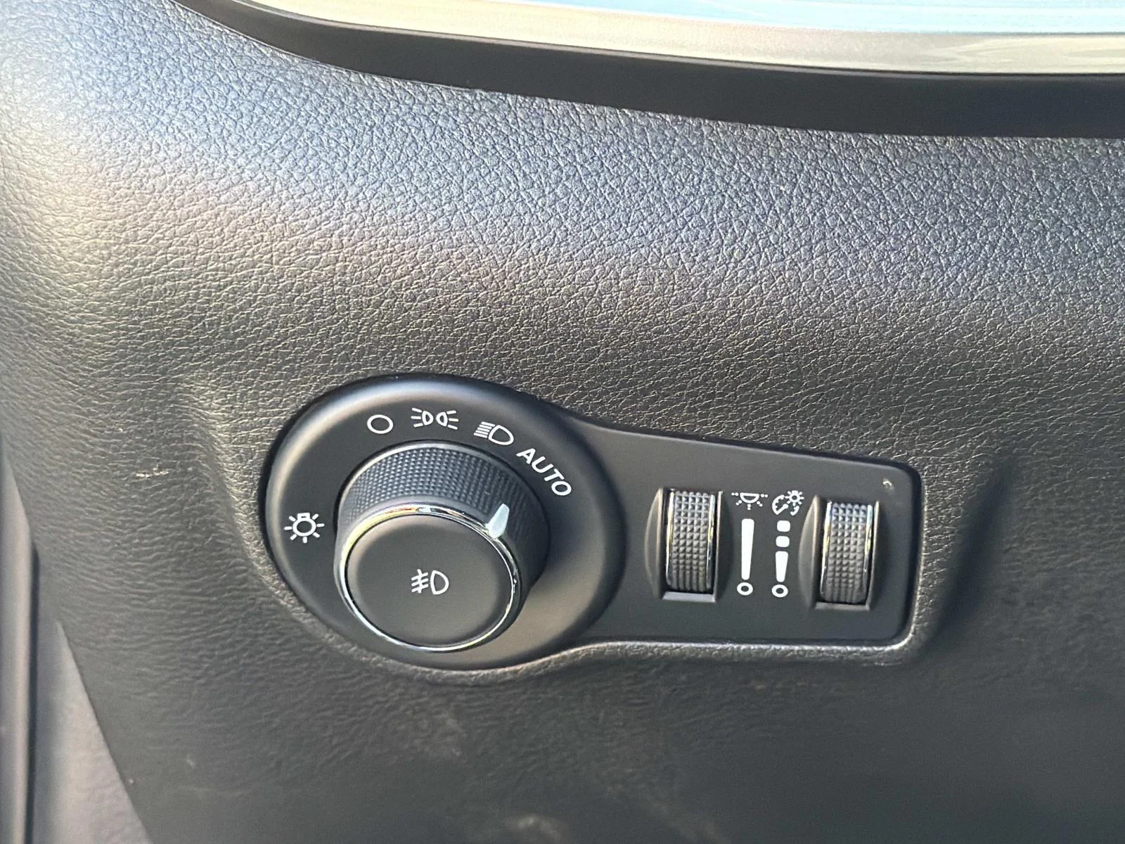 Used 2024 BALTIC GRAY MET Jeep Latitude 4x4 image 16