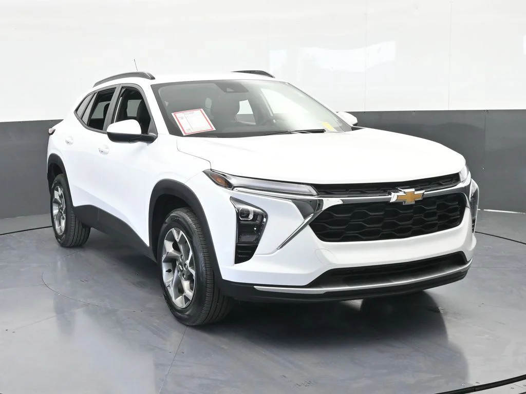 Used 2025 Summit White Chevrolet LT image 9