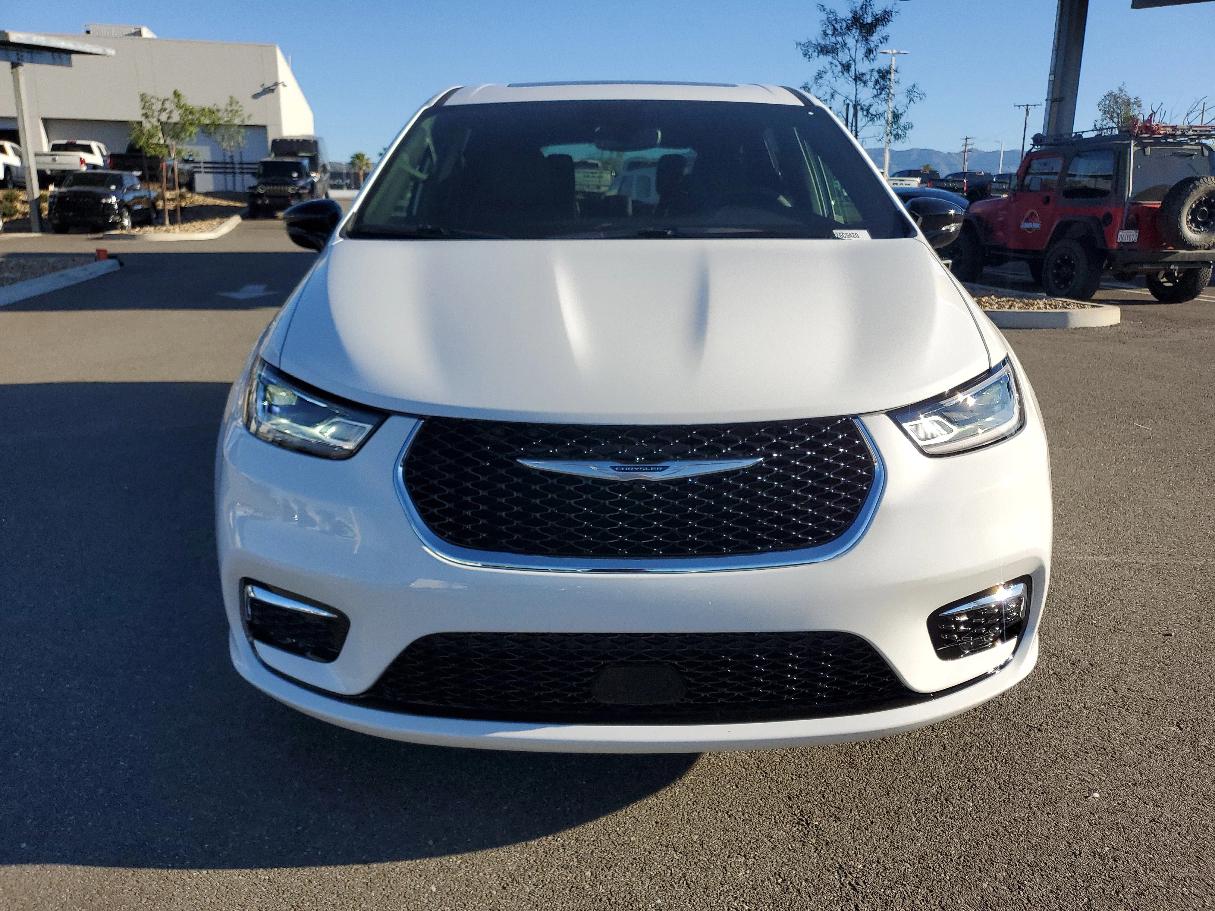 New 2026 Bright White Clear-Coat Exterior Paint Chrysler Limited image 8