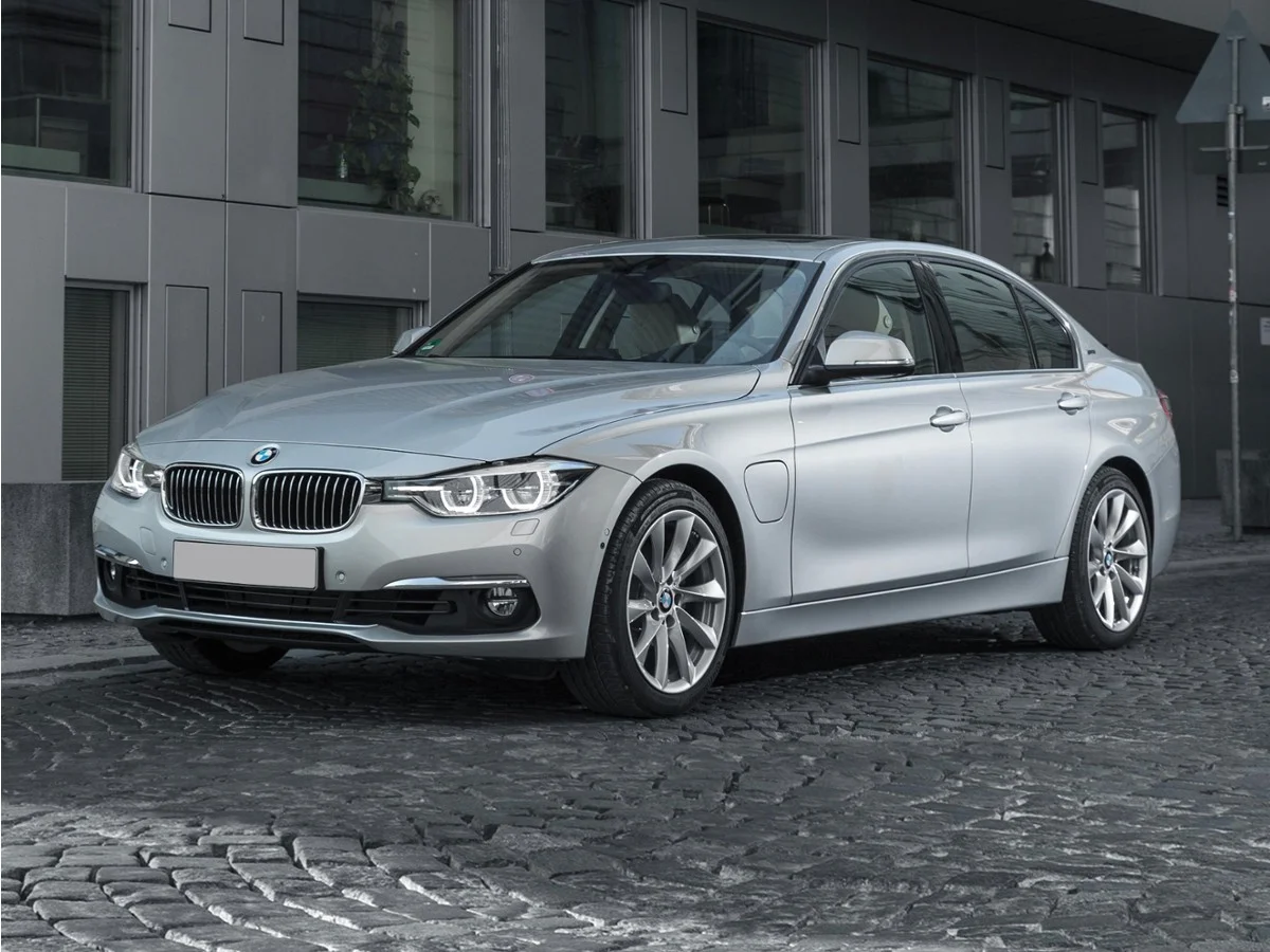 2018 BMW 3 Series 330e iPerformance Sedan's photo