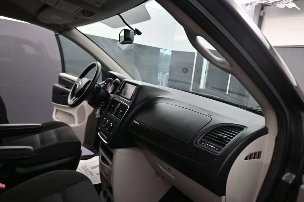 Used 2018 Gray Dodge SE image 43