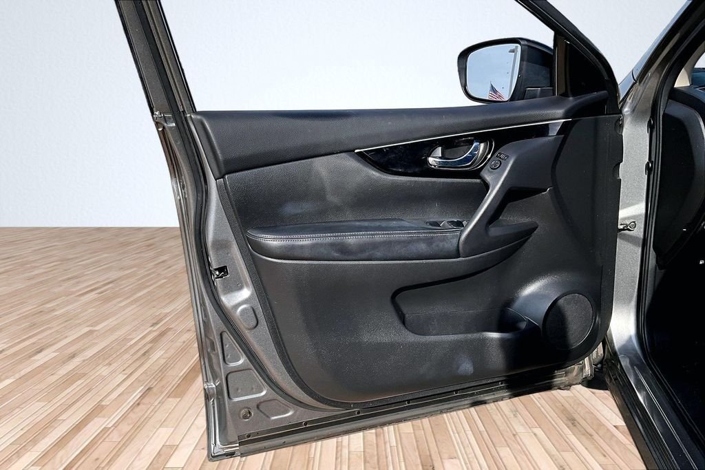 Used 2017 Gray Nissan SL image 15