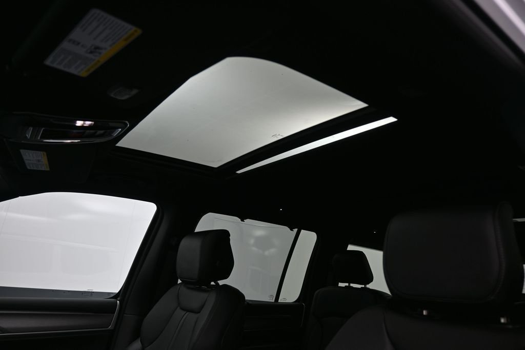 New 2026 Bright White Clear-Coat Exterior Paint Jeep Limited Reserve image 2