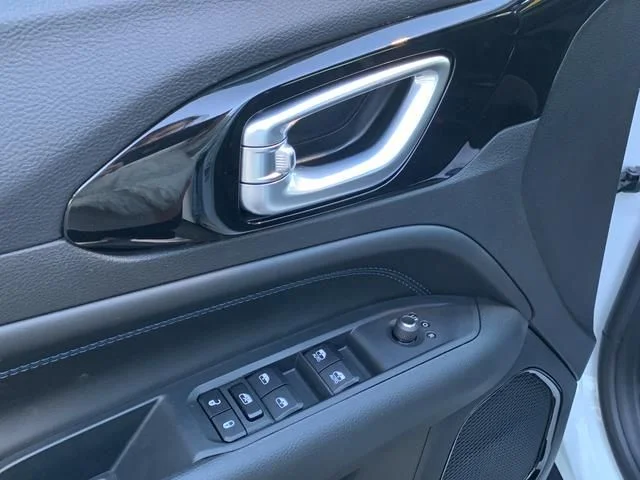 New 2026 White Jeep Latitude image 17