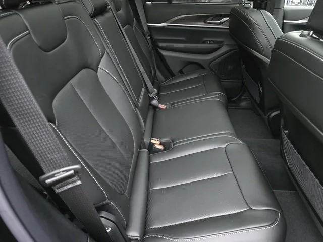 New 2025 Diamond Black Crystal Pearlcoat Jeep Limited image 34