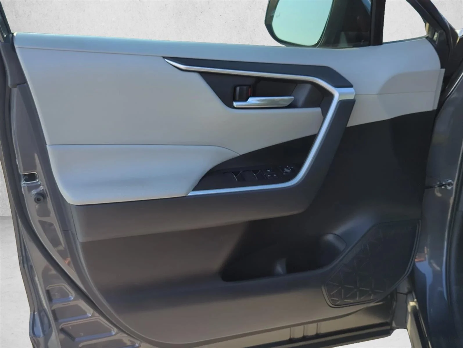 Used 2023 Magnetic Gray Metallic Toyota XLE Premium image 6