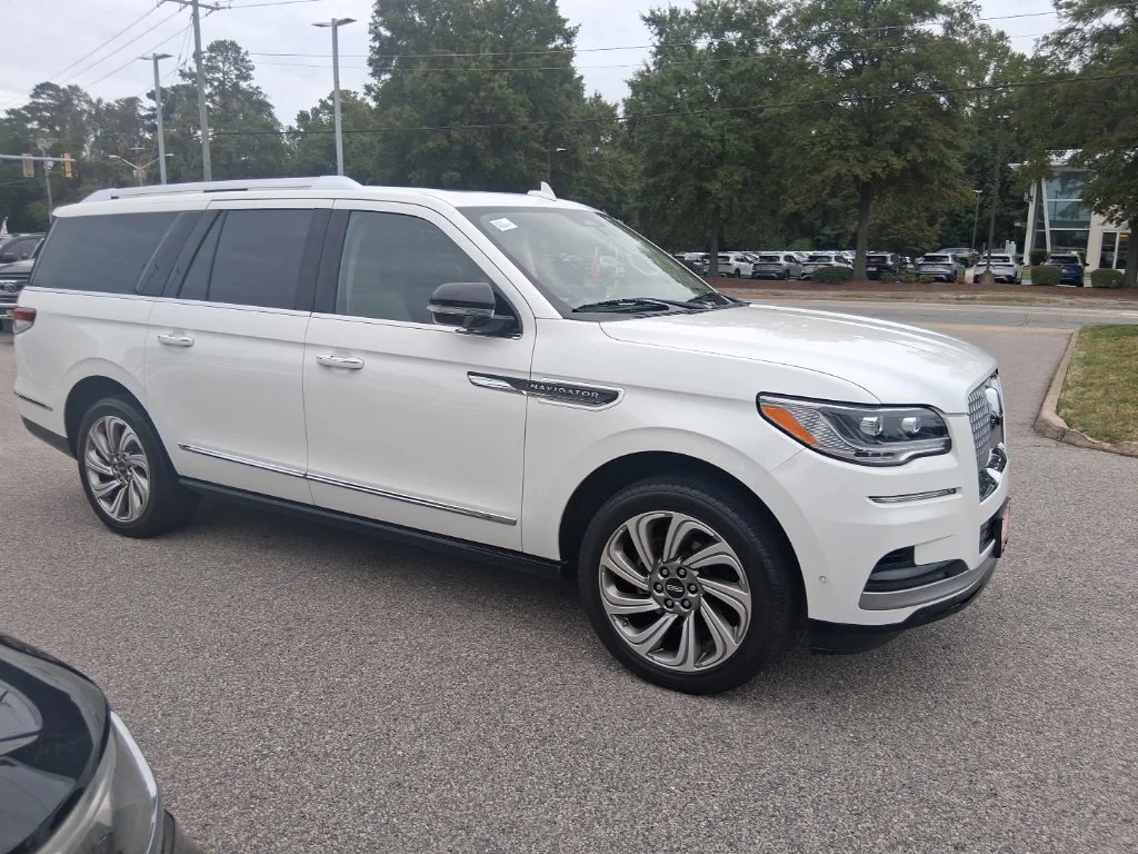 Used 2022 White Lincoln Reserve image 4