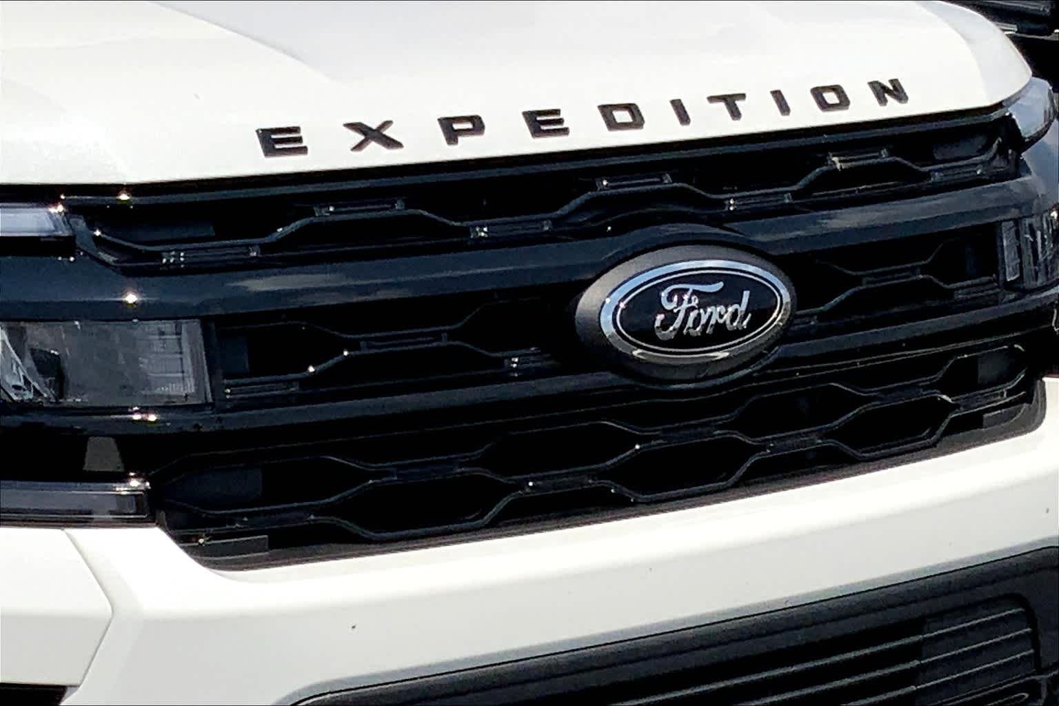 Used 2022 Star White Metallic Tri-Coat Ford Limited image 27