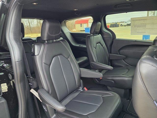 New 2026 Diamond Black Crystal Pearl-Coat Exterior Paint Chrysler Select image 14