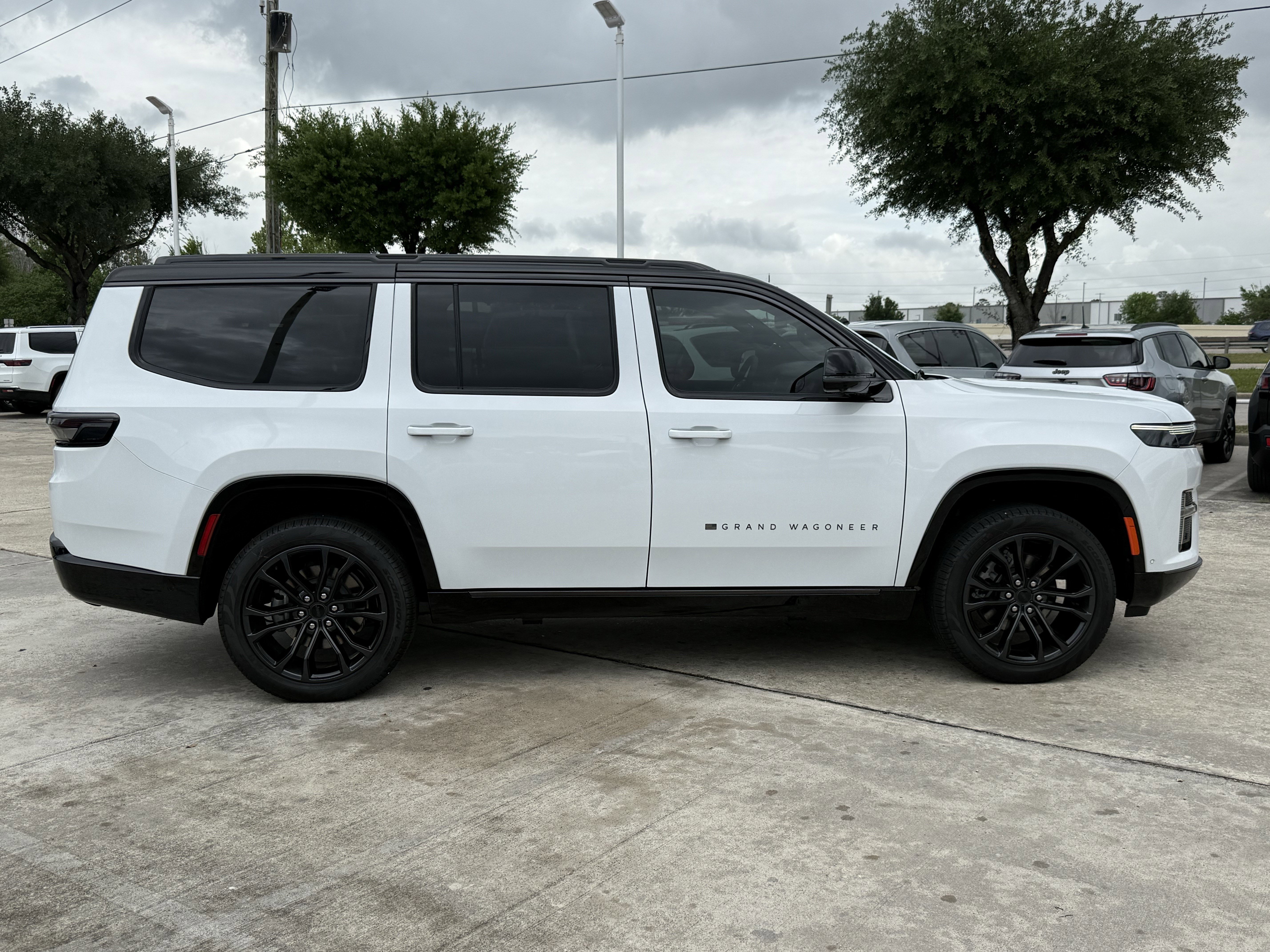New 2026 Bright White Clearcoat Jeep Summit Obsidian image 3