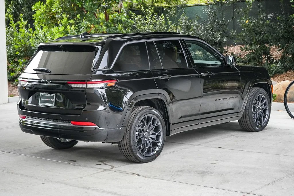 New 2026 Diamond Black Crystal Pearl-Coat Exterior Paint Jeep Summit image 6