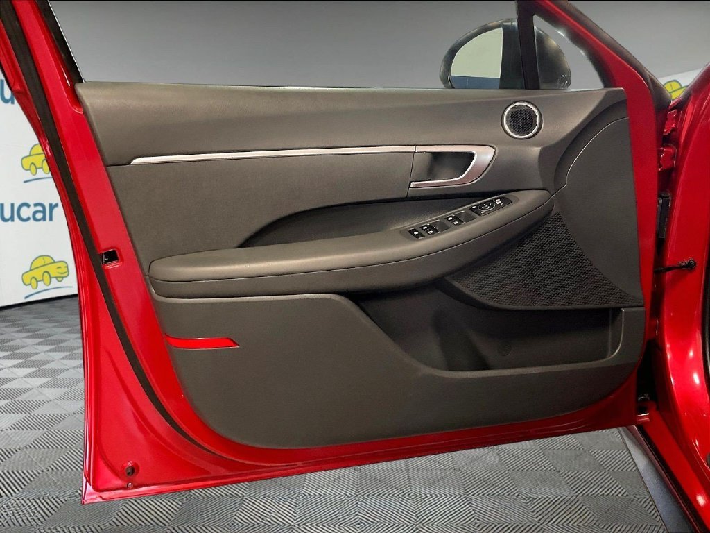 Used 2022 Red Hyundai SE image 9