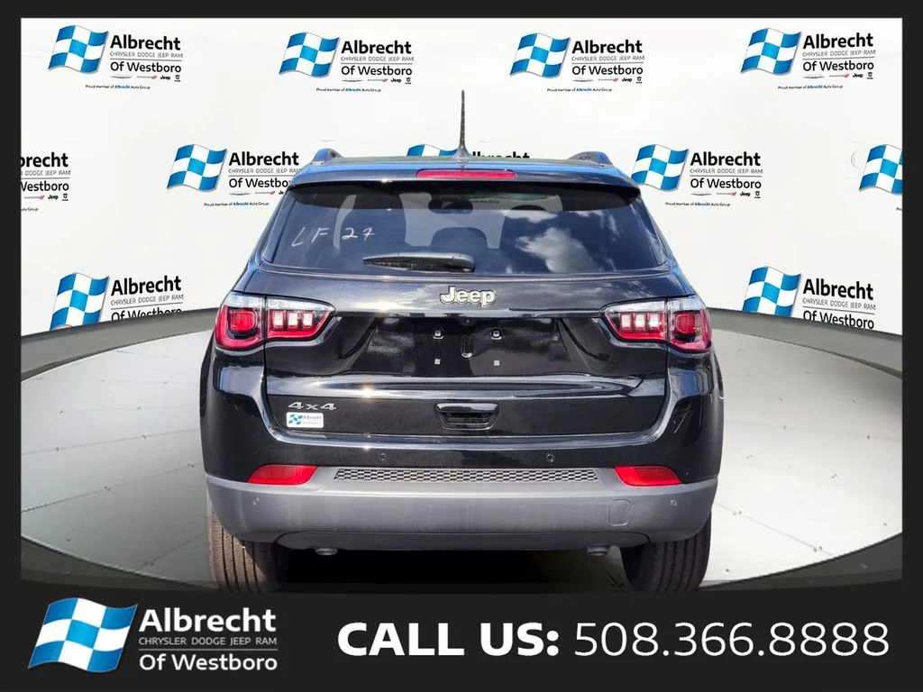 New 2026 Diamond Black Crystal Pearl-Coat Exterior Paint Jeep Limited image 4