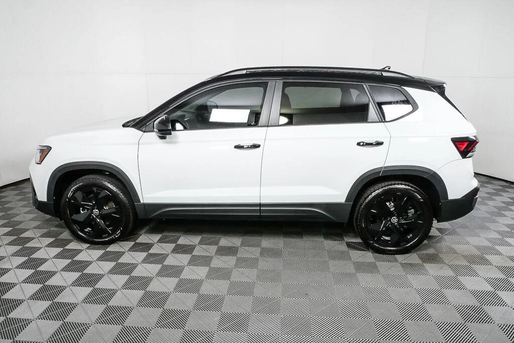 New 2026 Pure White w/Deep Black Roof Volkswagen SE Black image 40
