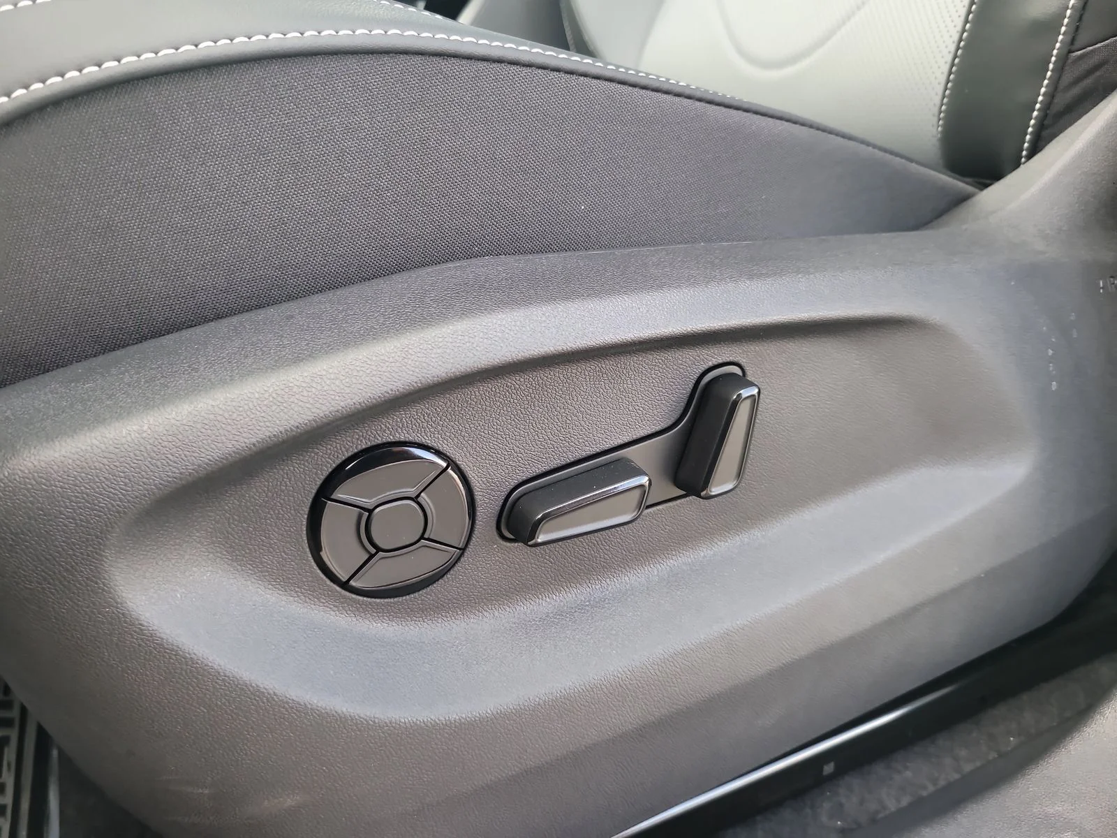 New 2026 Platinum Gray Metallic Volkswagen 2.0T SE image 16
