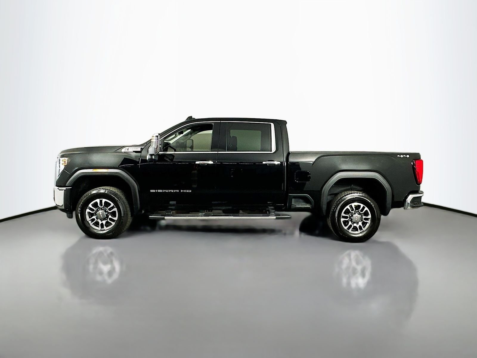 Used 2025 Onyx Black GMC SLT image 4