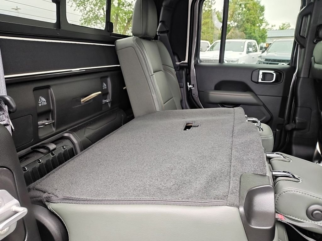 New 2026 Granite Crystal Metallic Clear-Coat Exterior Paint Jeep Mojave X image 35