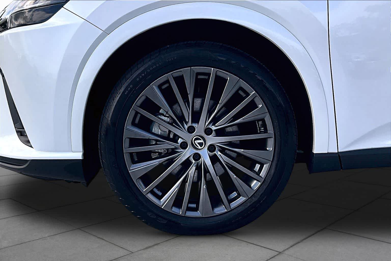 Used 2023 Eminent White Pearl Lexus Luxury image 10