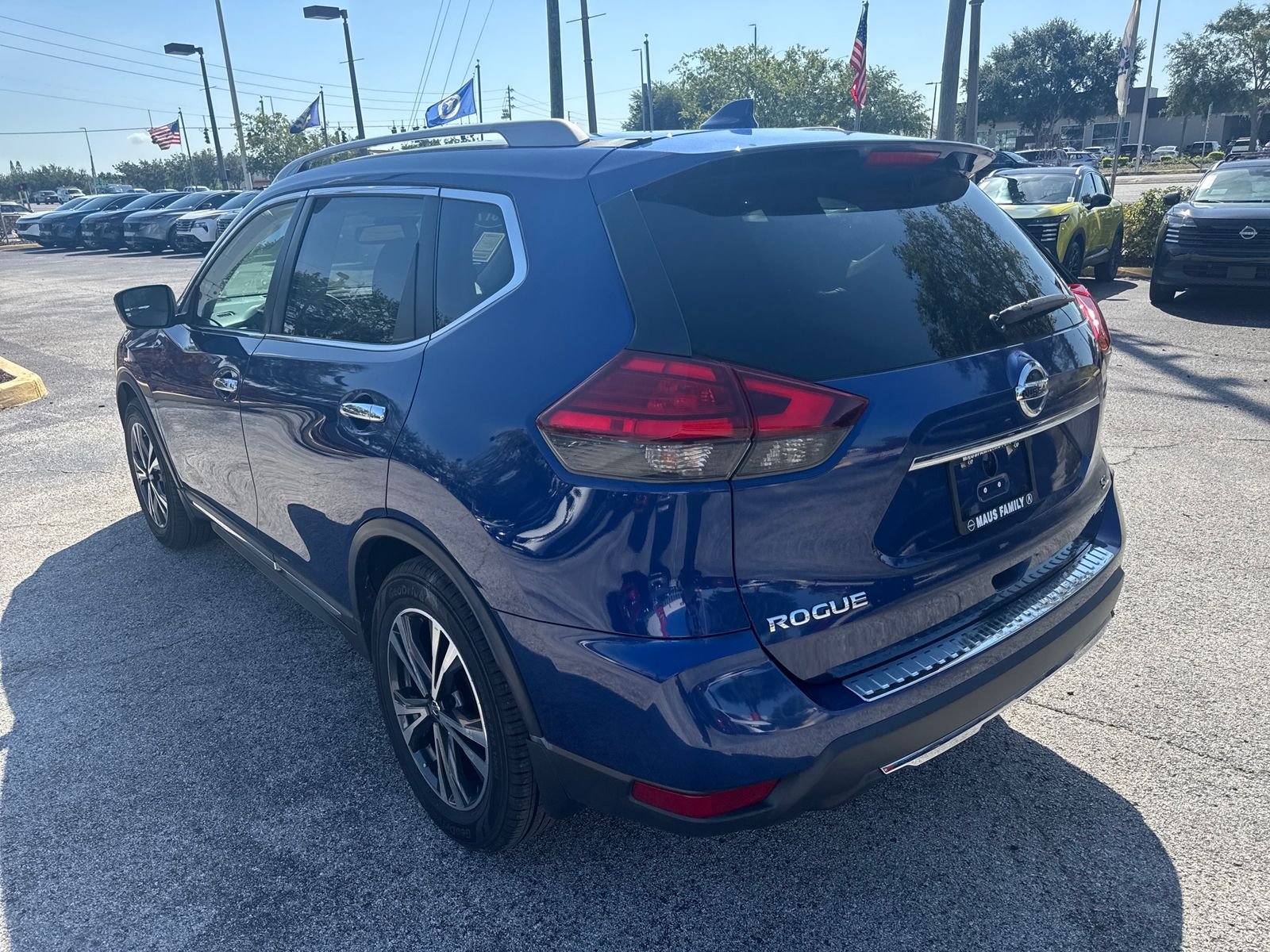 Used 2017 Blue Nissan SL image 17