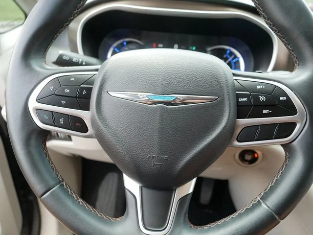 Used 2017 Silver Chrysler Premium image 28