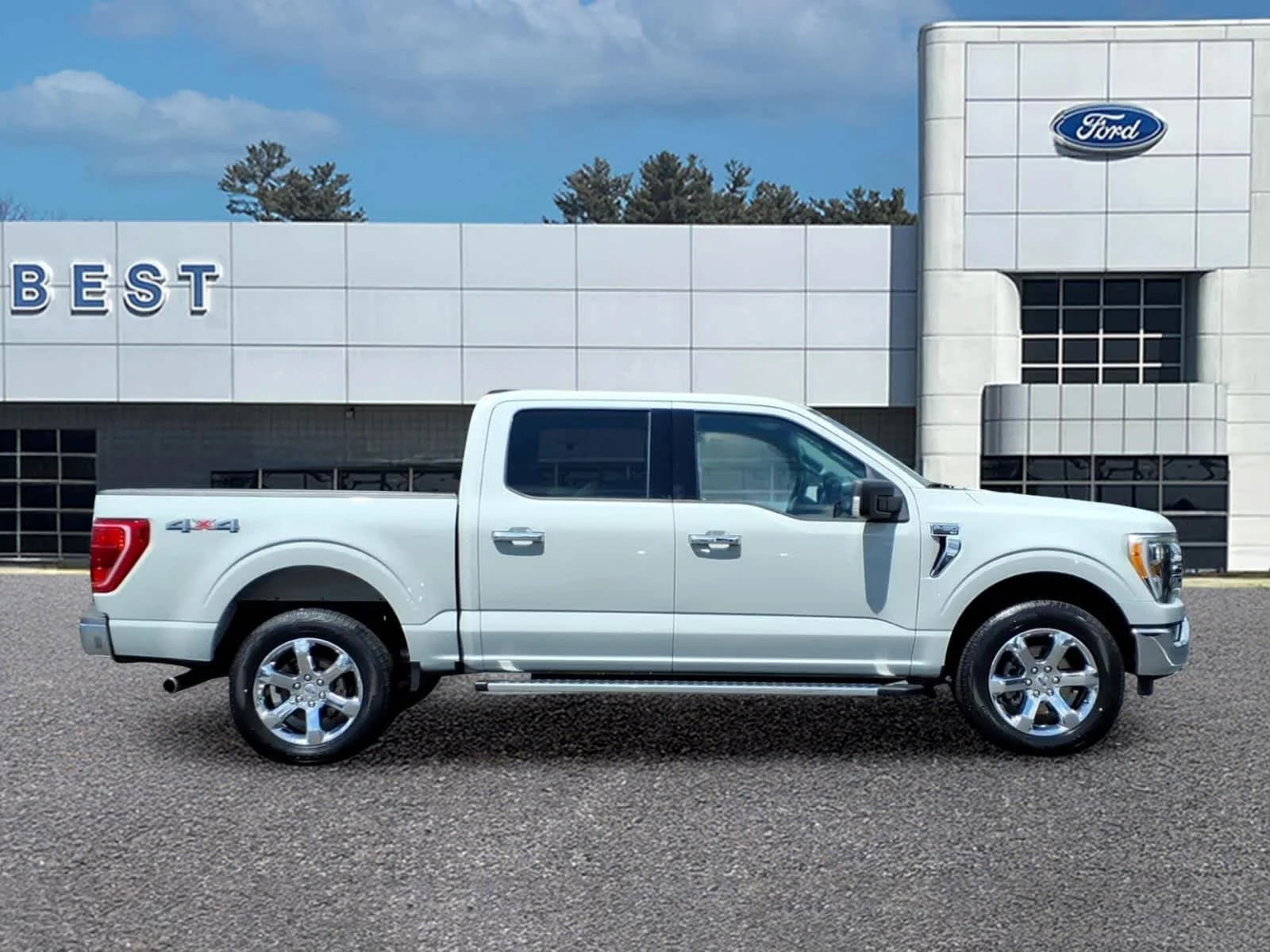 Used 2023 Avalanche Gray Ford XLT image 8