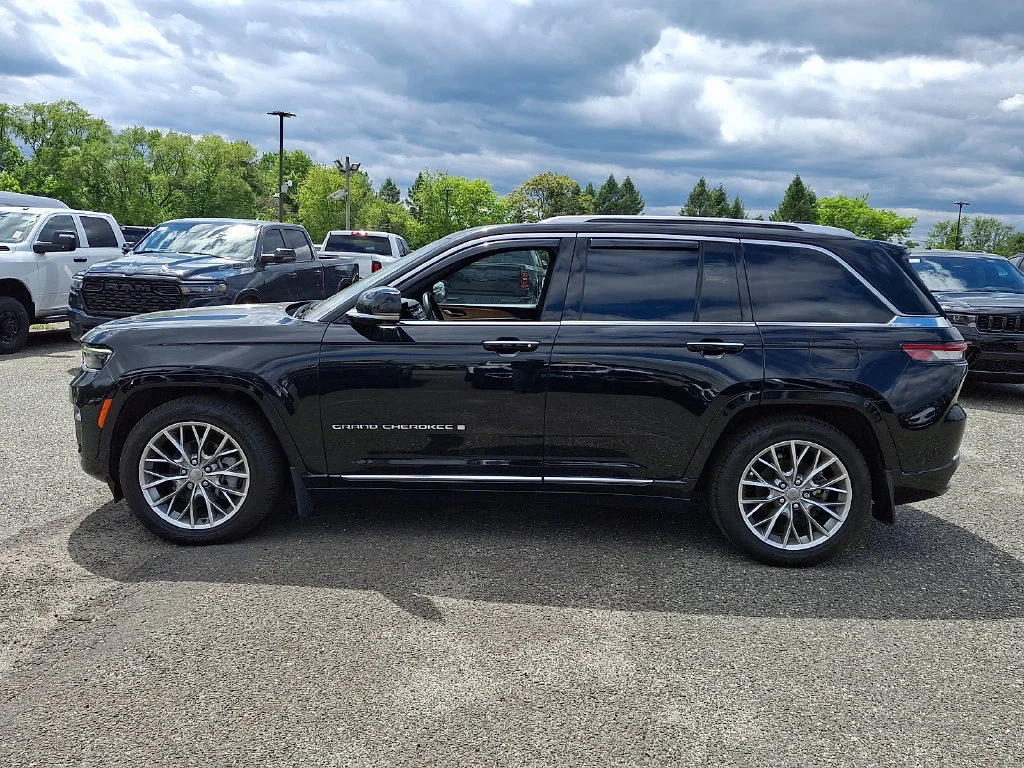 Used 2023 Diamond Black Crystal Pearlcoat Jeep Summit Reserve image 7