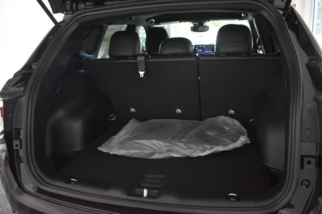 New 2026 Diamond Black Crystal Pearl-Coat Exterior Paint Jeep Latitude image 17