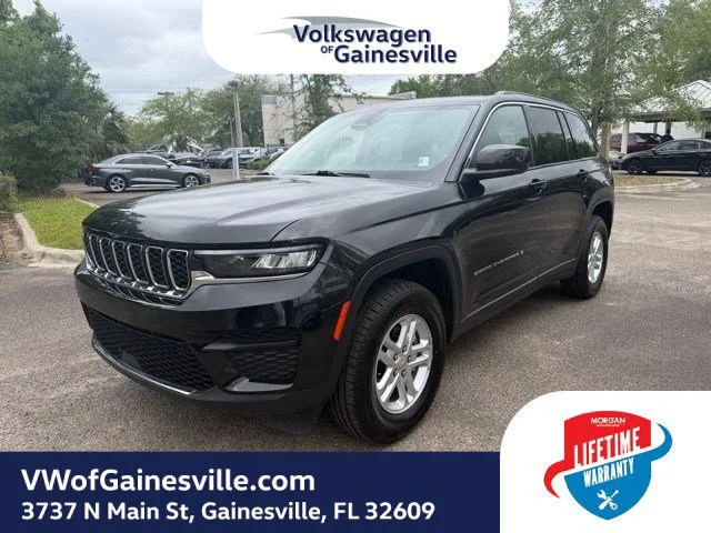 Used 2023 Diamond Black Crystal Pearlcoat Jeep Laredo image 3