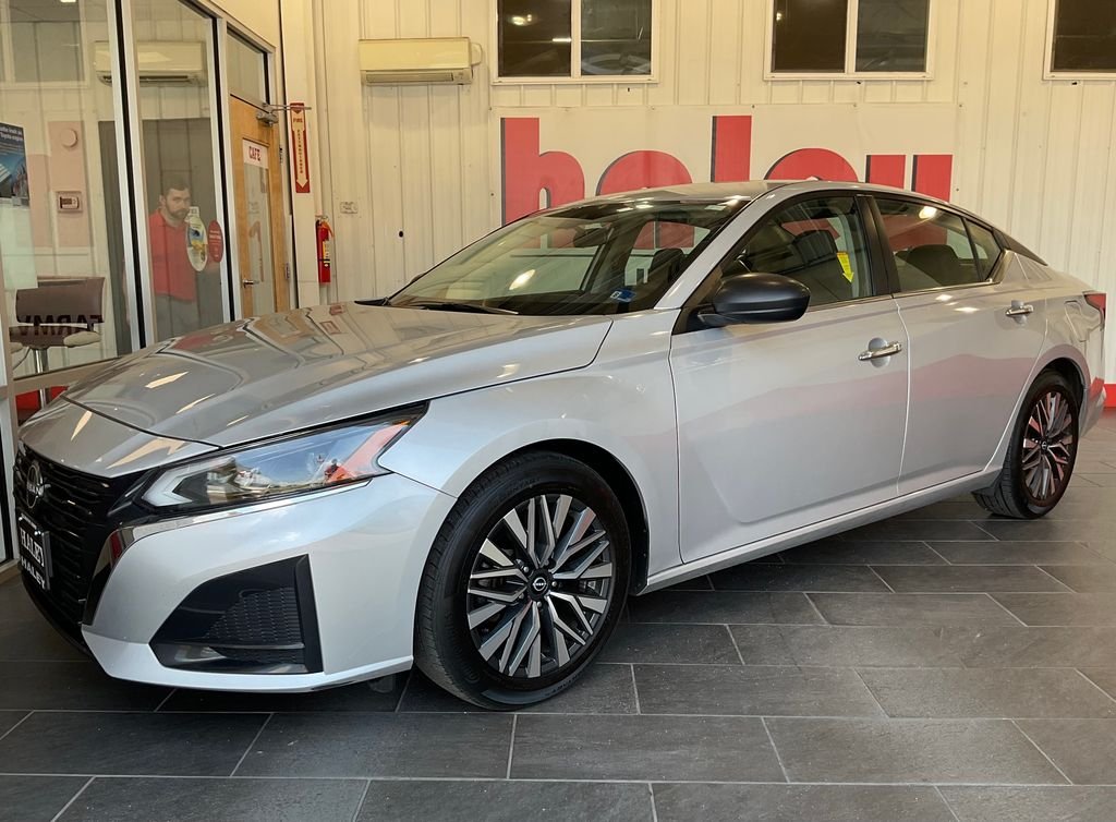 Used 2024 Silver Nissan 2.5 SV image 2