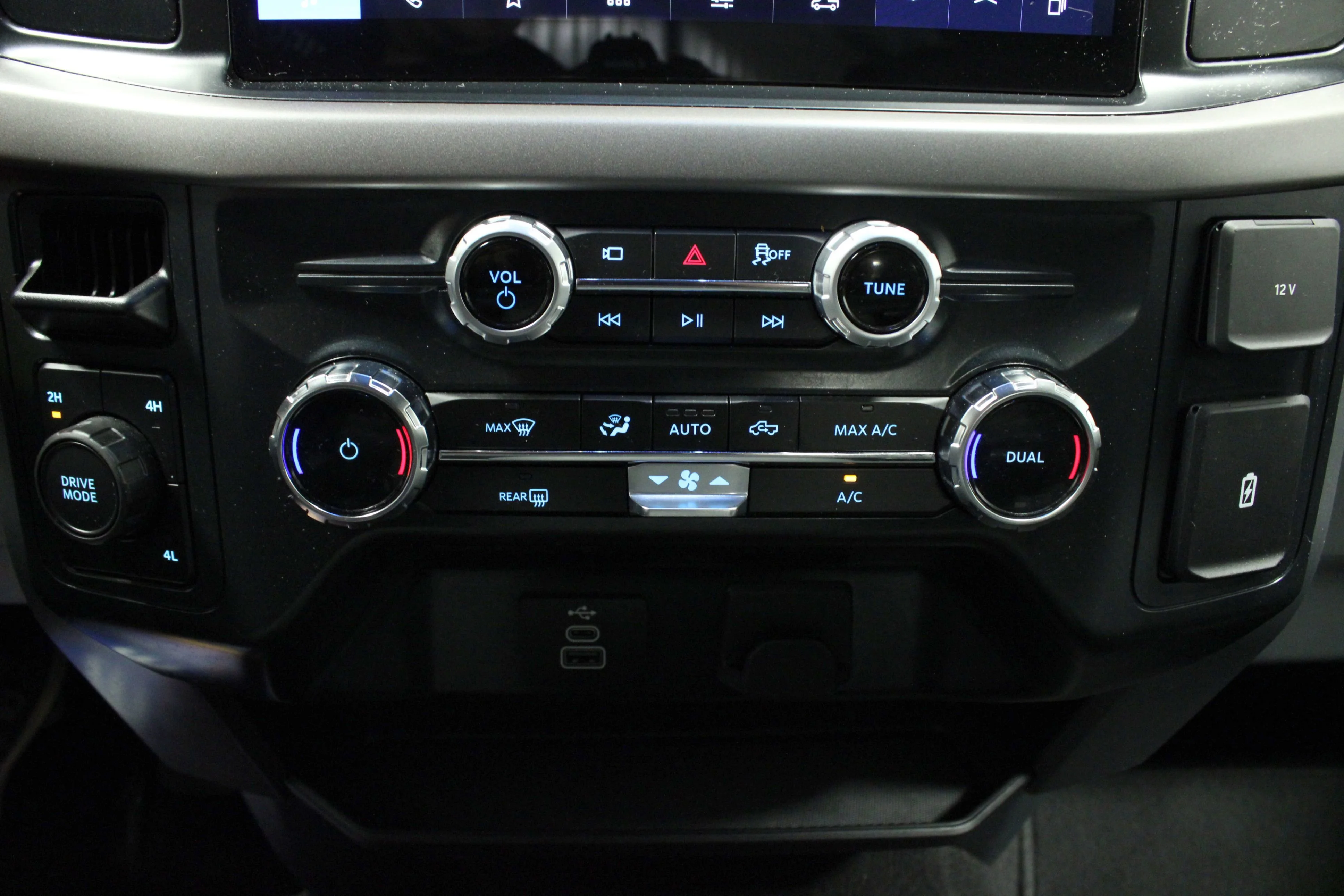 Used 2025 Agate Black Metallic Ford XLT image 27