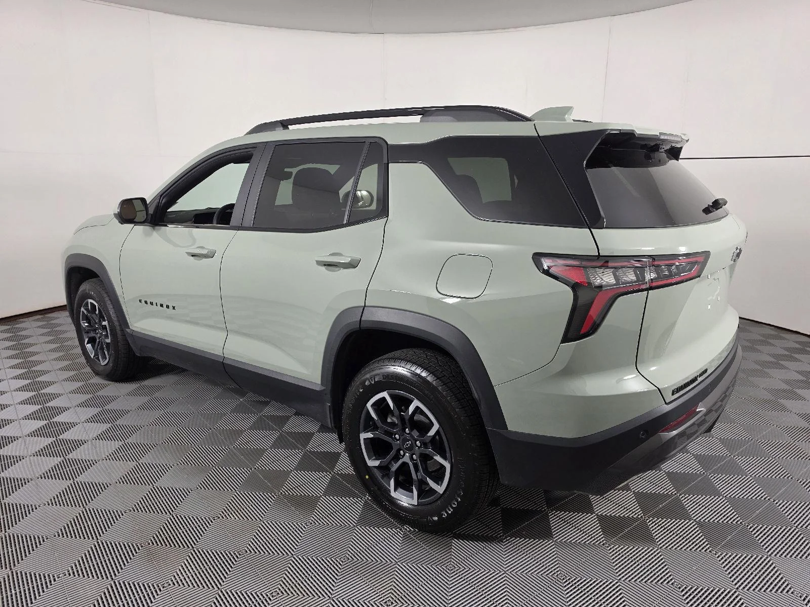 Used 2025 Cacti Green Chevrolet AWD ACTIV image 9