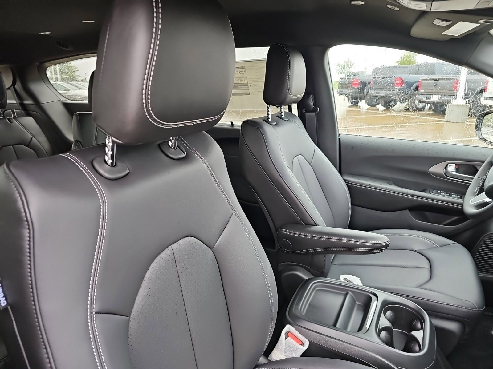 New 2027 Diamond Black Crystal Pearlcoat Chrysler Select image 10